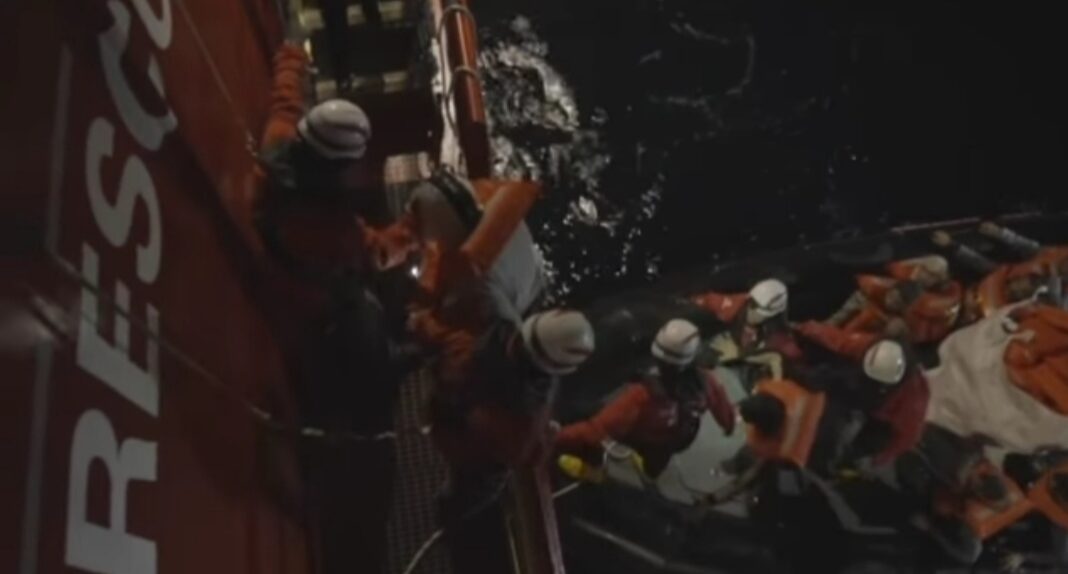 Operazione di salvataggio di Life Support Emergency dei migranti in arrivo nel porto di Livorno