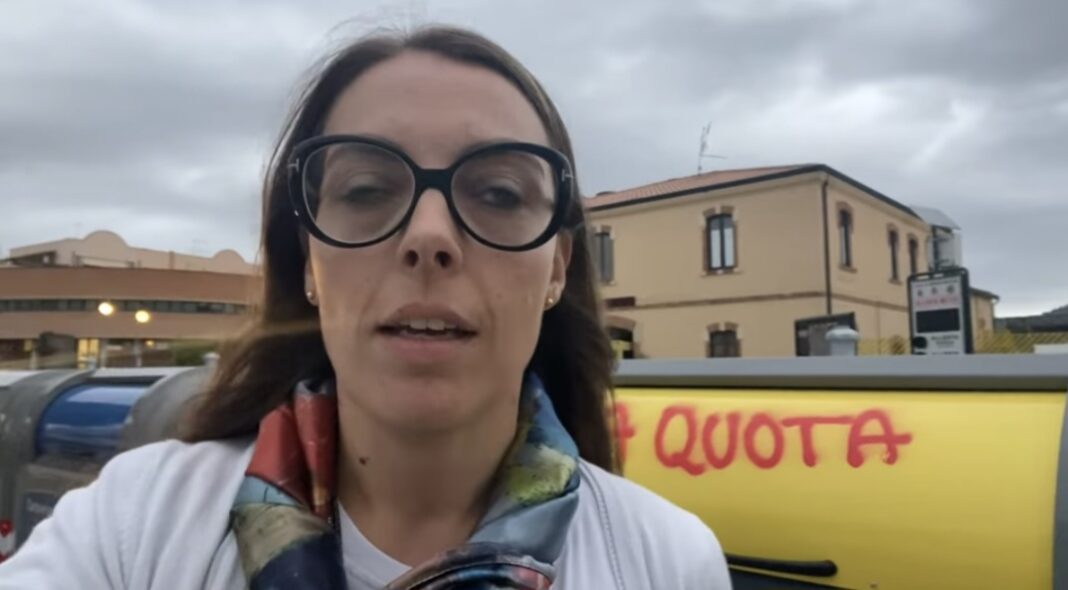 Scritte su cassonetti a Campiglia, sindaca: 
