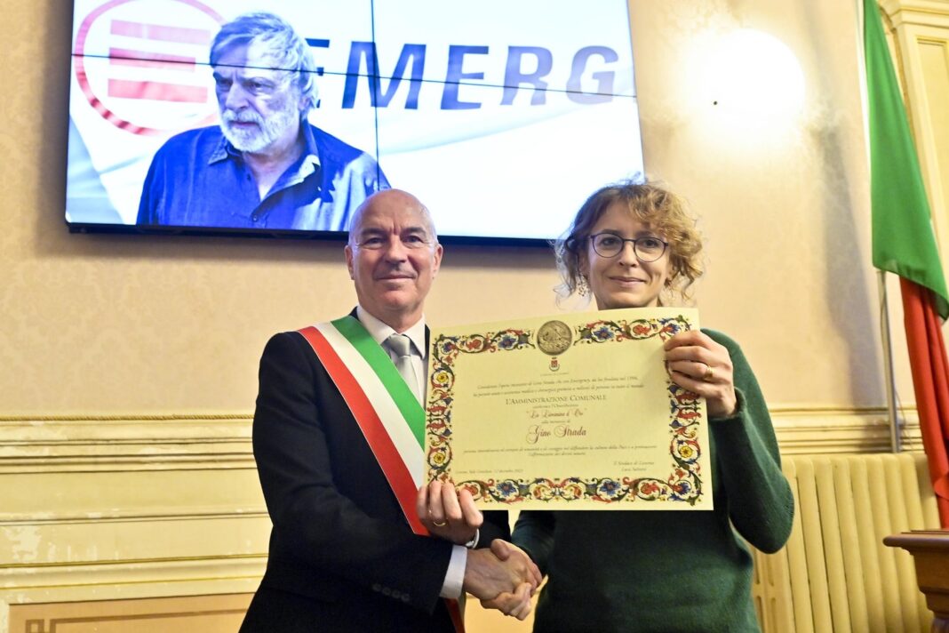 Livornina d'oro a Gino Strada, consegna alla moglie Simonetta Gola