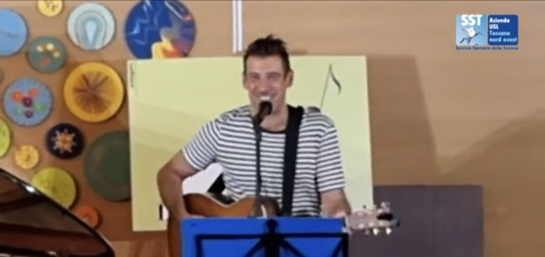 Francesco Gabbani all'ospedale di Massa, concerto per i pazienti oncologici