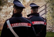 Ruba il cellulare di un esercizio commerciale e tenta di cambiare la password: denunciato 30enne