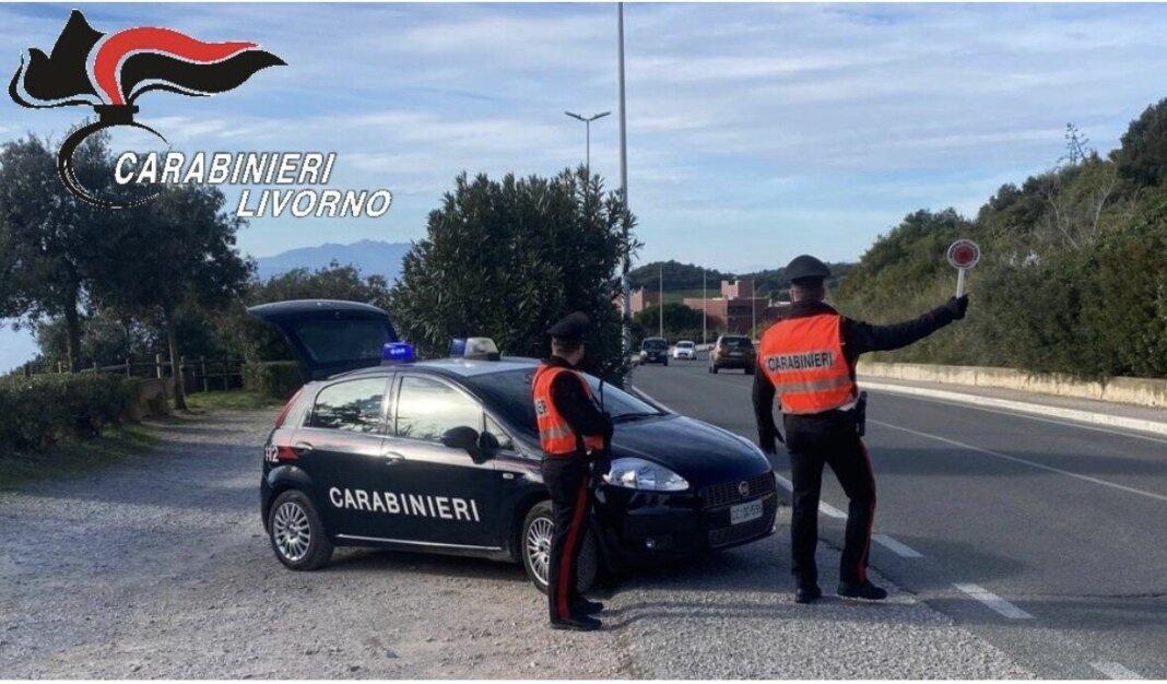 Alla guida di un'auto con un tasso alcolico di quasi 4 volte il consentito: denunciata una 40enne