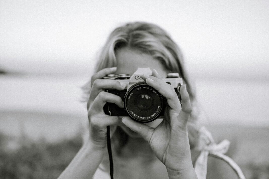 'Donne che fotografano donne': si presentano i 12 scatti del calendario