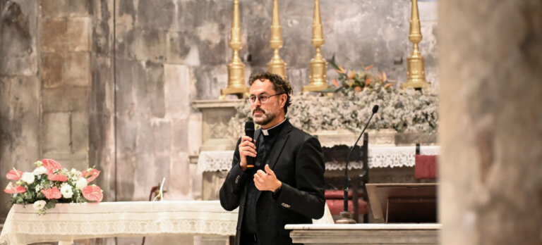 Il parroco chiude il Duomo di Carrara: "Troppi furti, profanato il tabernacolo". Sindaca Arrighi: "Sicurezza priorità per tutti"