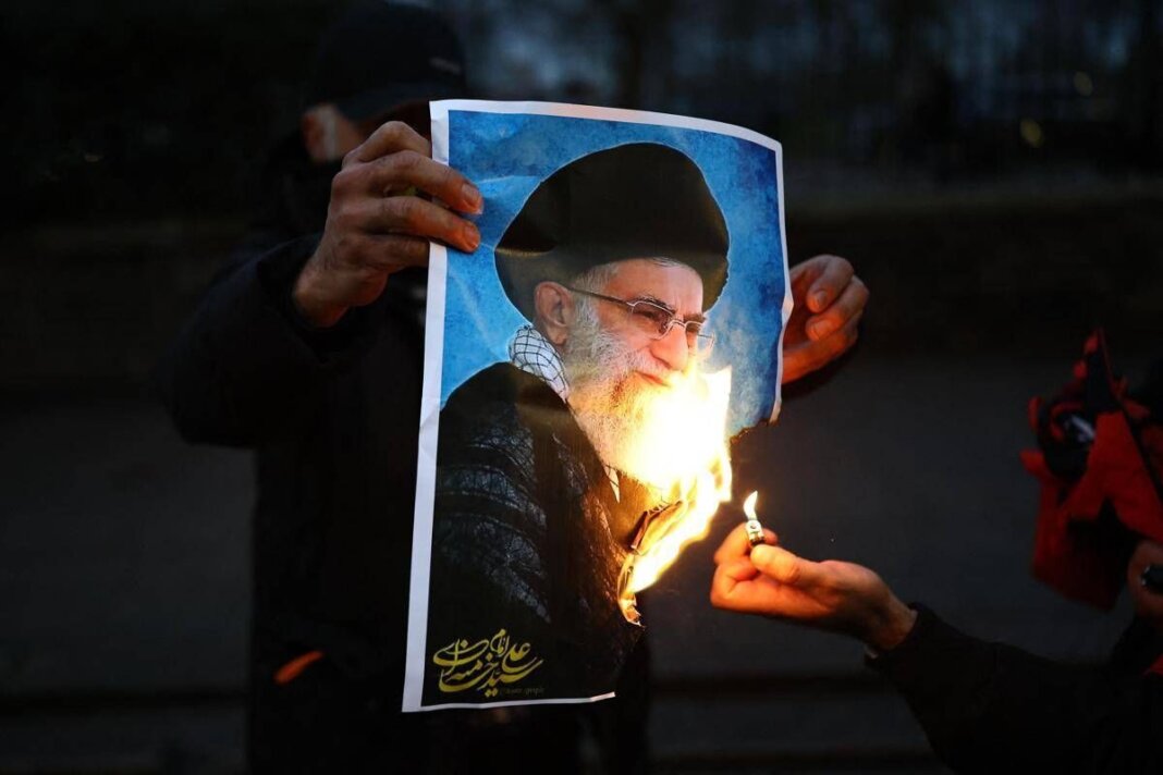Iran-Usa, prove di dialogo. Trump tra diplomazia e attacco: oggi vertice alla Casa Bianca