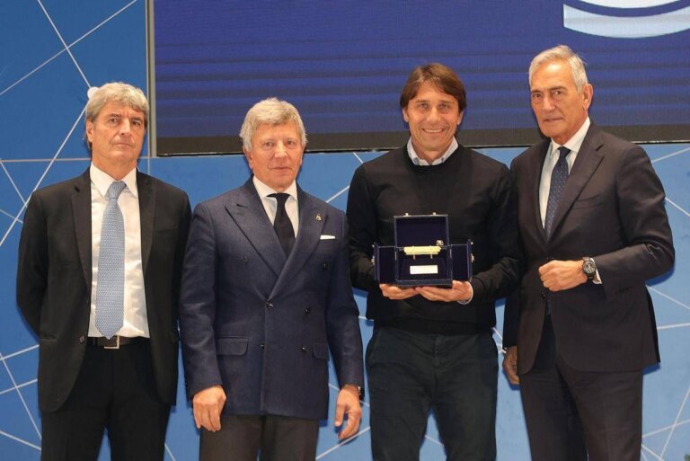 Conte vince Panchina d’oro: “Grazie a colleghi per il voto, condivido il premio con club, staff e giocatori’