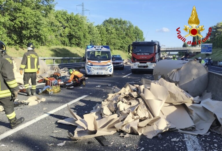 Autoarticolato perde il carico che travolge un’auto: due feriti